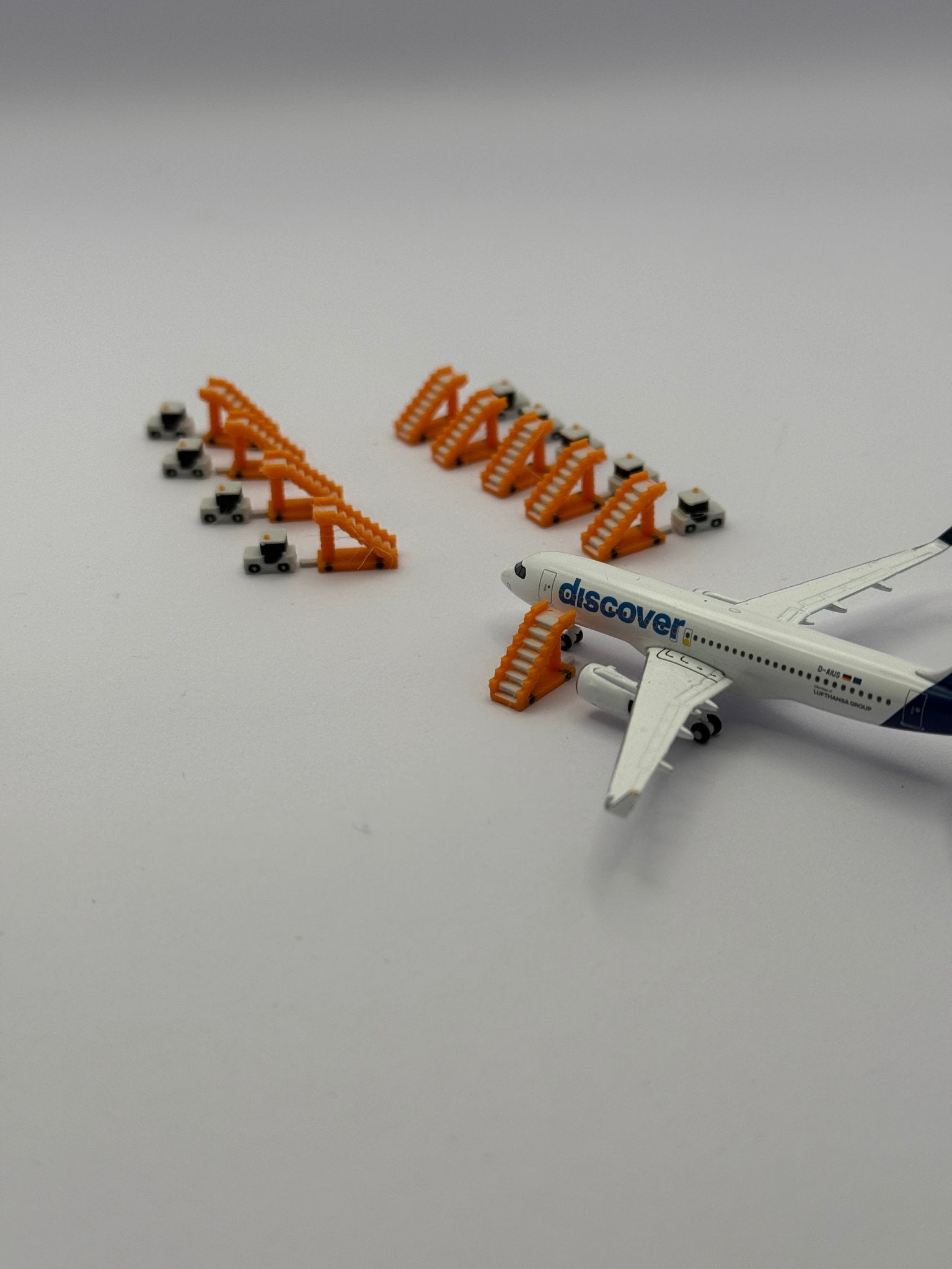 10x Passagiertreppen mit Zugmaschine – Maßstab 1:500 - MiniAviation