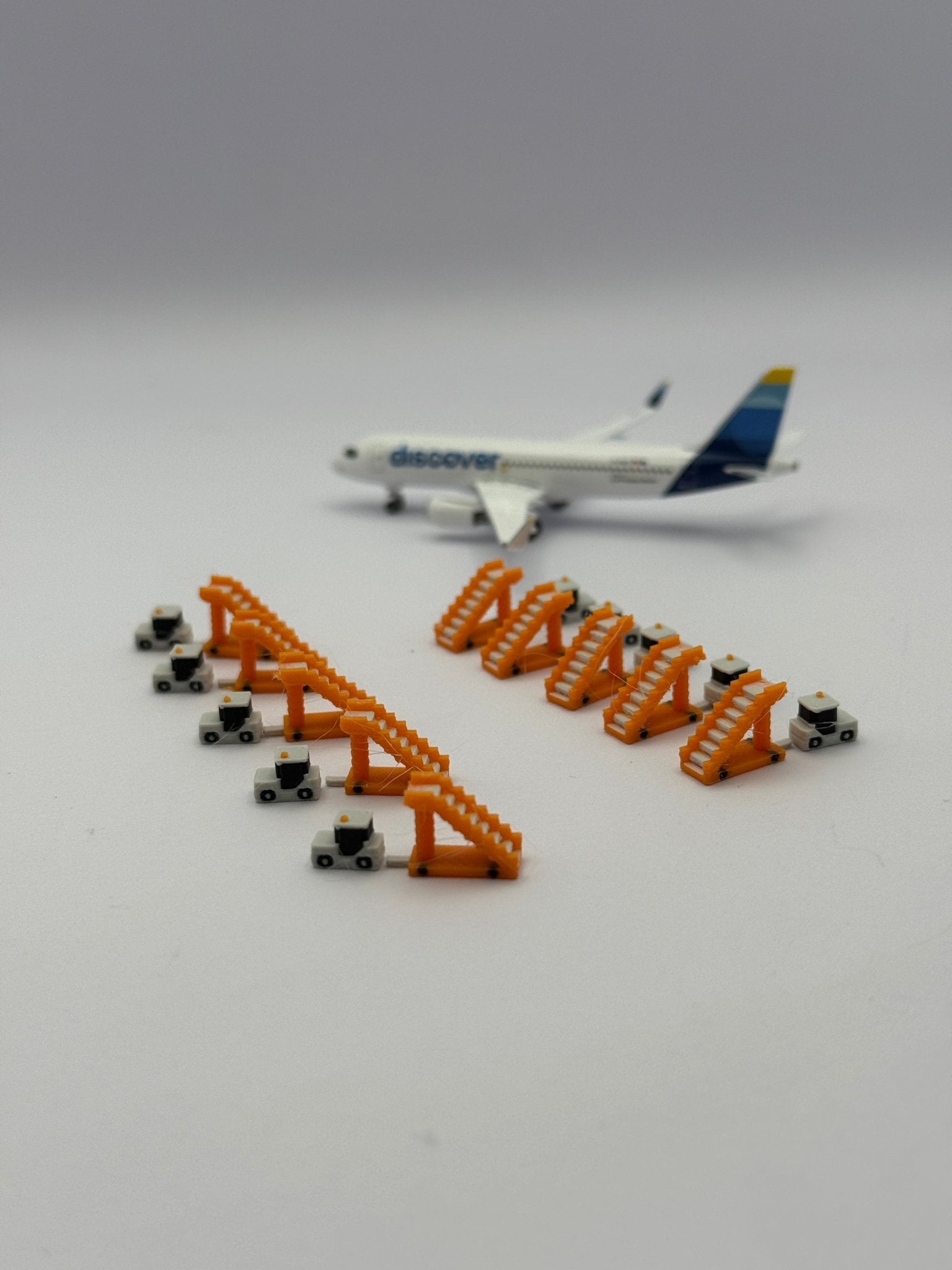 10x Passagiertreppen mit Zugmaschine – Maßstab 1:500 - MiniAviation