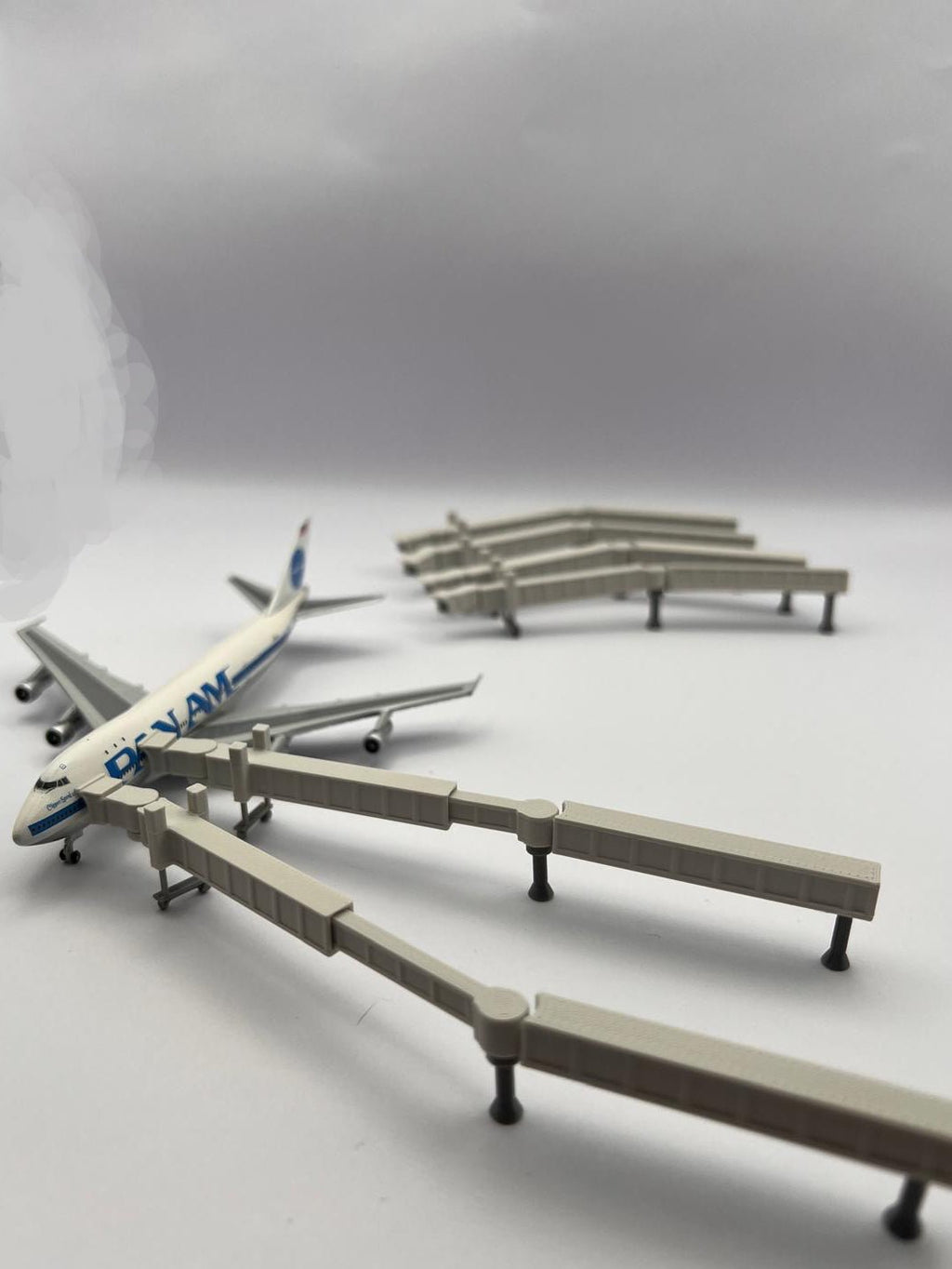 6x Ausziehbare Fluggastbrücken – Maßstab 1:500 - MiniAviation