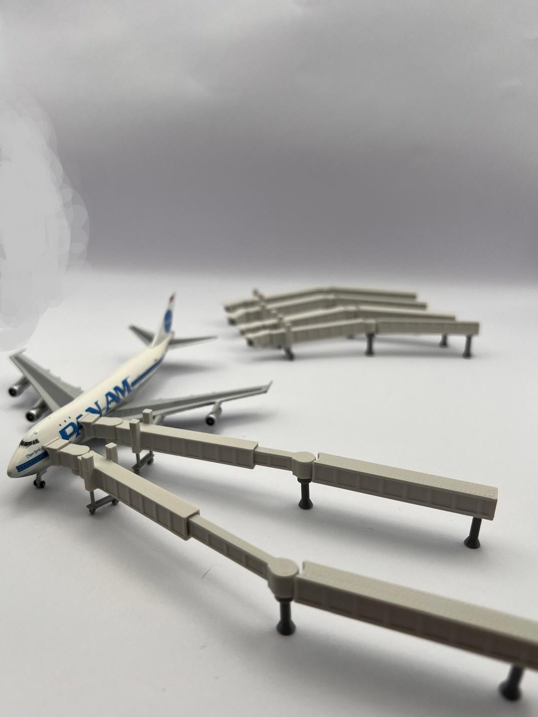 6x Ausziehbare Fluggastbrücken – Maßstab 1:500 - MiniAviation