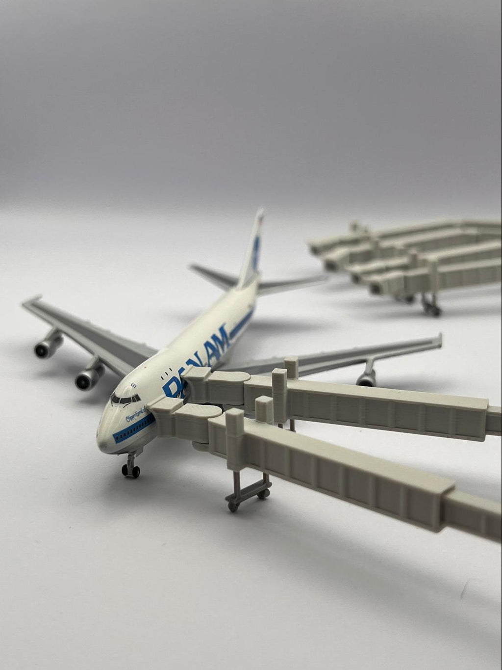 6x Ausziehbare Fluggastbrücken – Maßstab 1:500 - MiniAviation