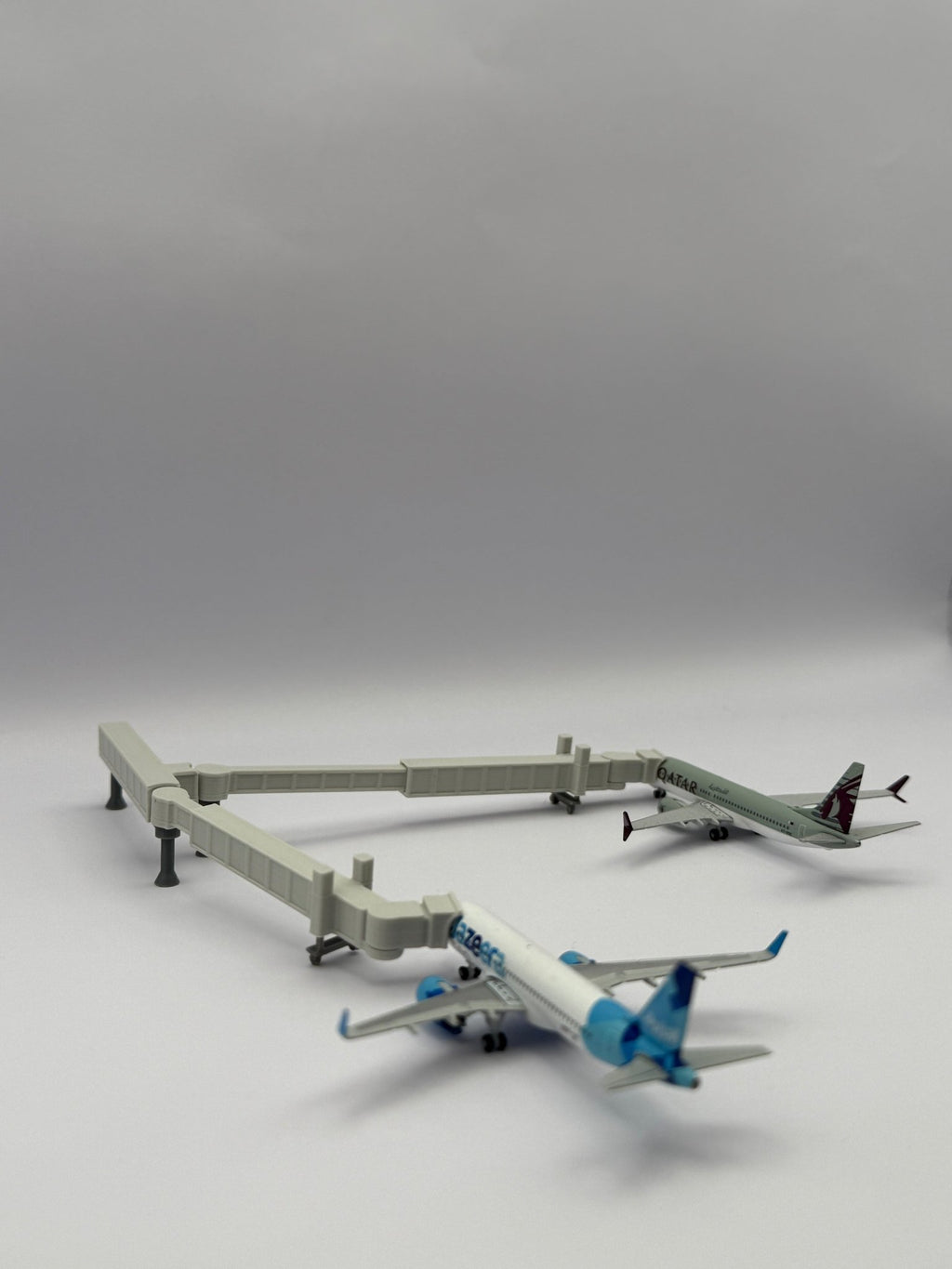 6x Doppelete Ausziehbare Fluggastbrücken – Maßstab 1:500 - MiniAviation