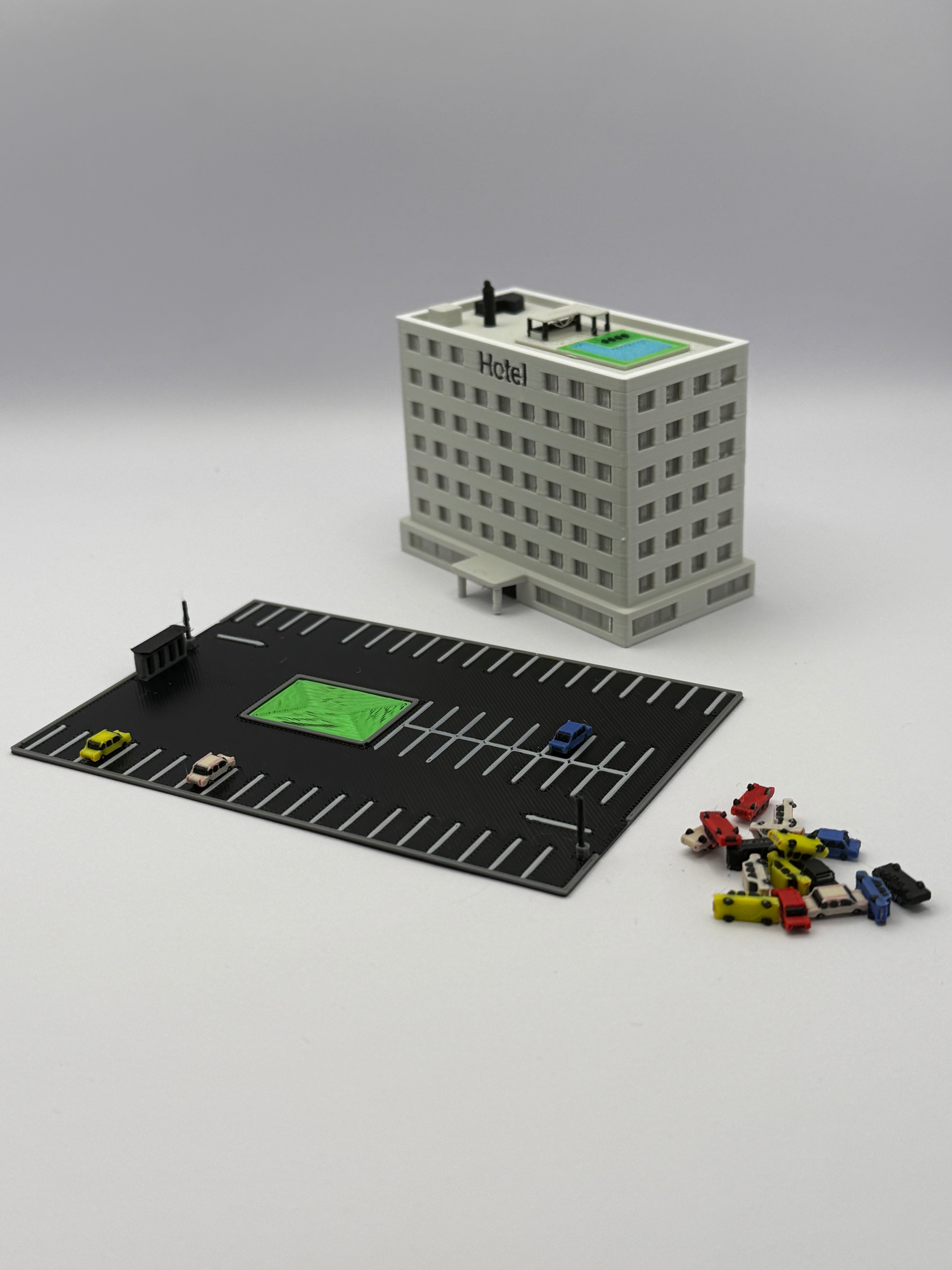 Hotel-Parkplatz mit Autos – Maßstab 1:500