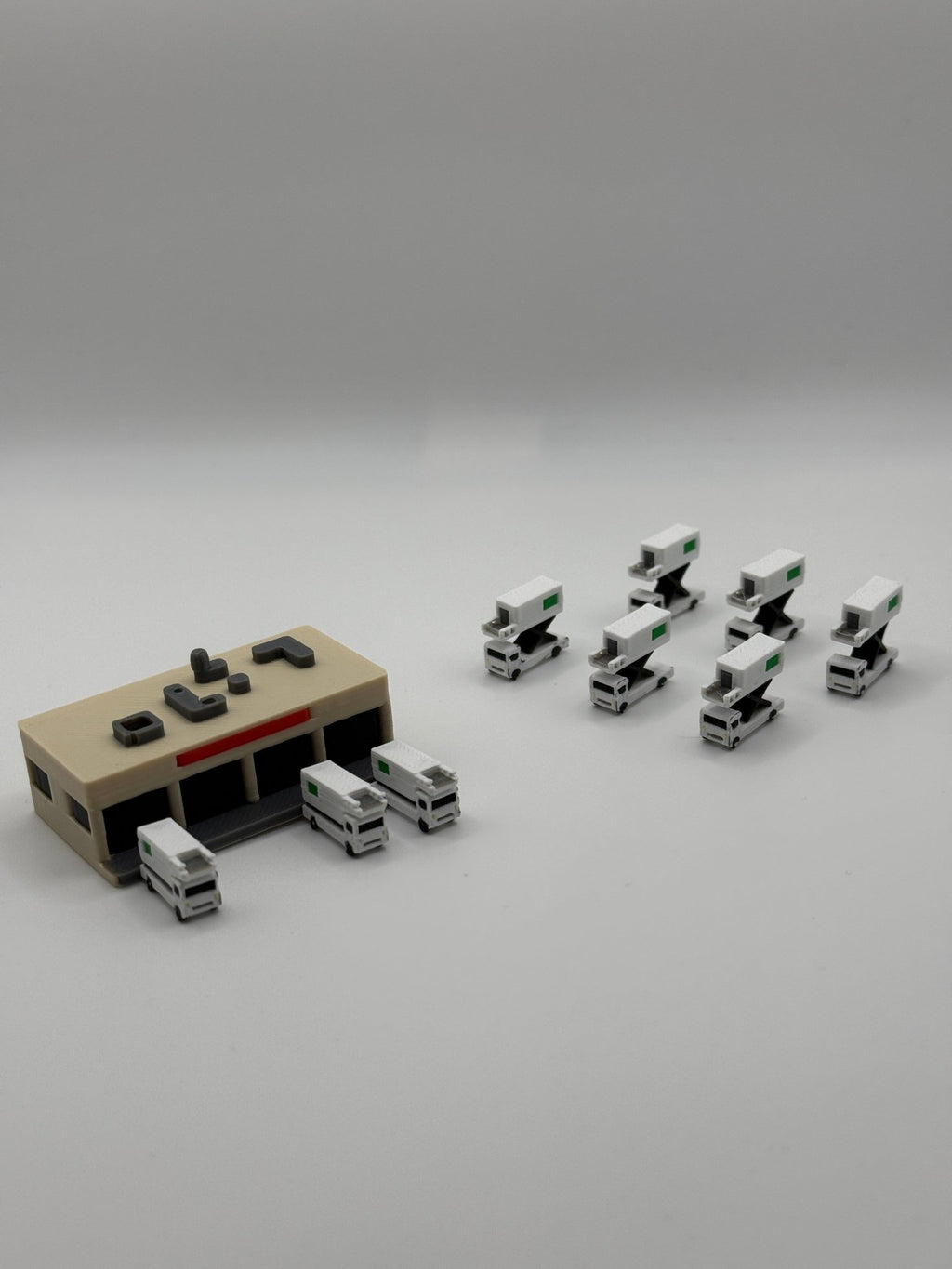 Catering Truck Depot + 9 Trucks Maßstab 1:500 - MiniAviation