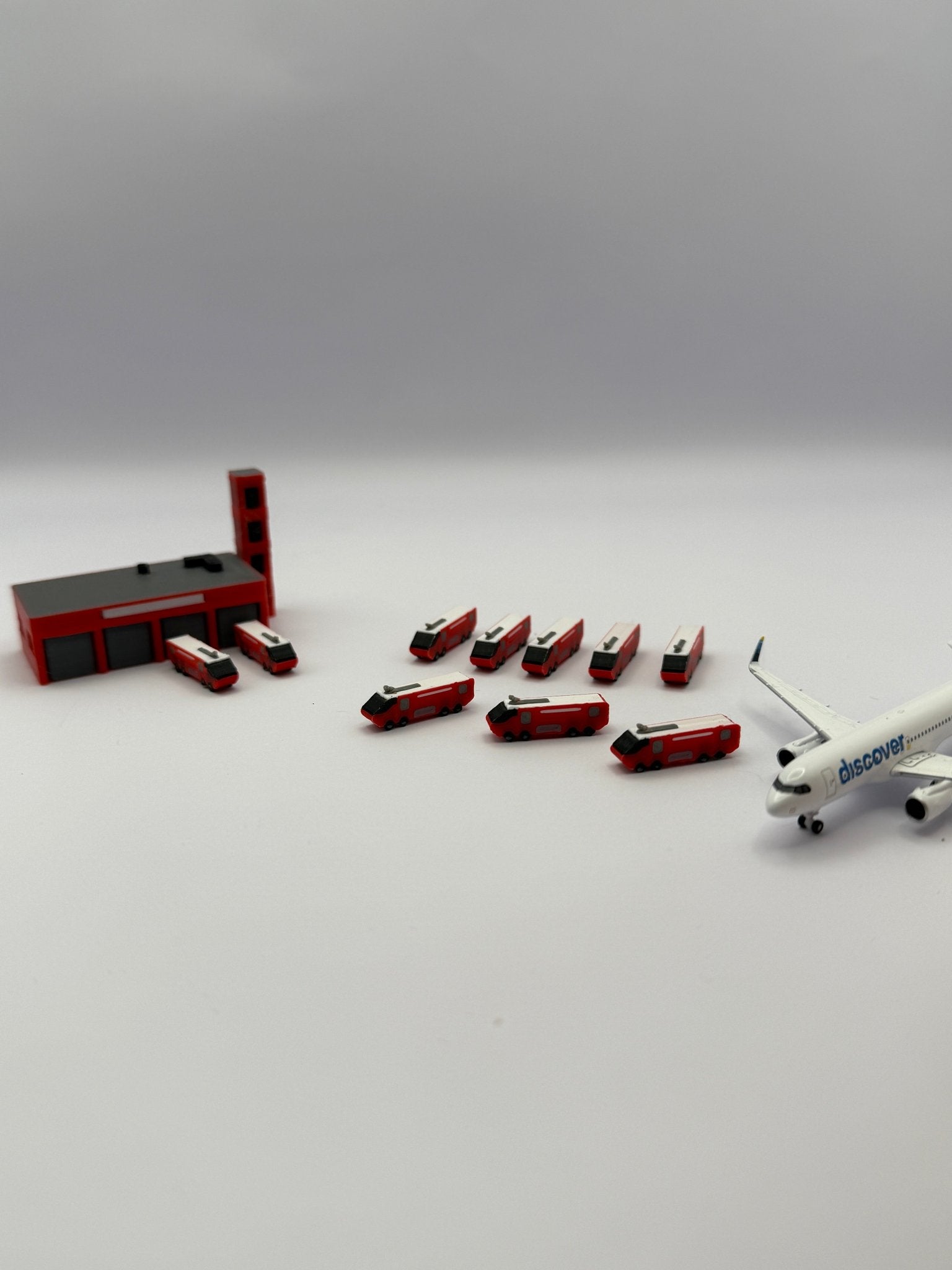 Feuerwehrgebäude / 8x Flughafenfeuerwehr – Maßstab 1:500 - MiniAviation