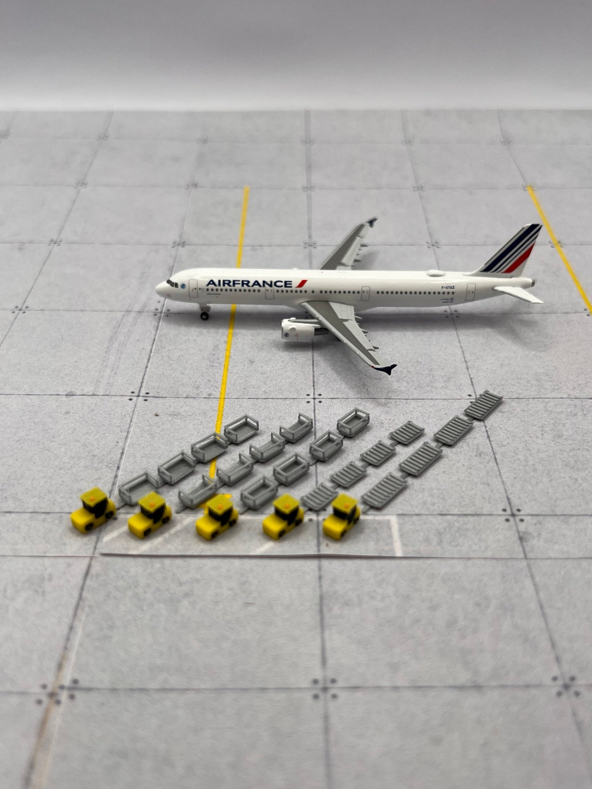 Gepäckwagen-Set mit Schleppern 1:500 – Flughafen Bodenservice Zubehör - MiniAviation