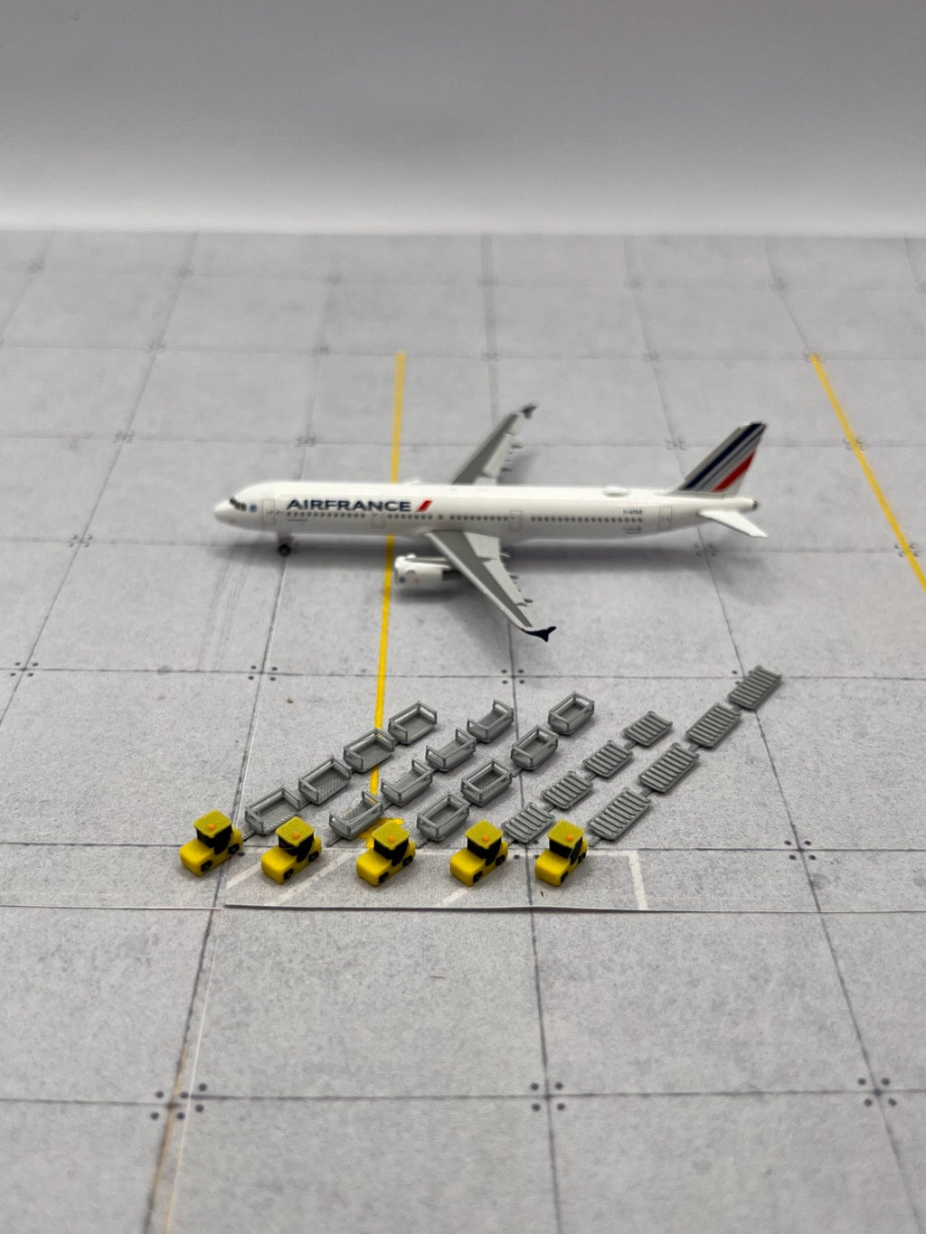 Gepäckwagen-Set mit Schleppern 1:500 – Flughafen Bodenservice Zubehör - MiniAviation
