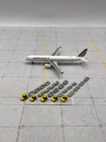Gepäckwagen-Set mit Schleppern 1:500 – Flughafen Bodenservice Zubehör - MiniAviation