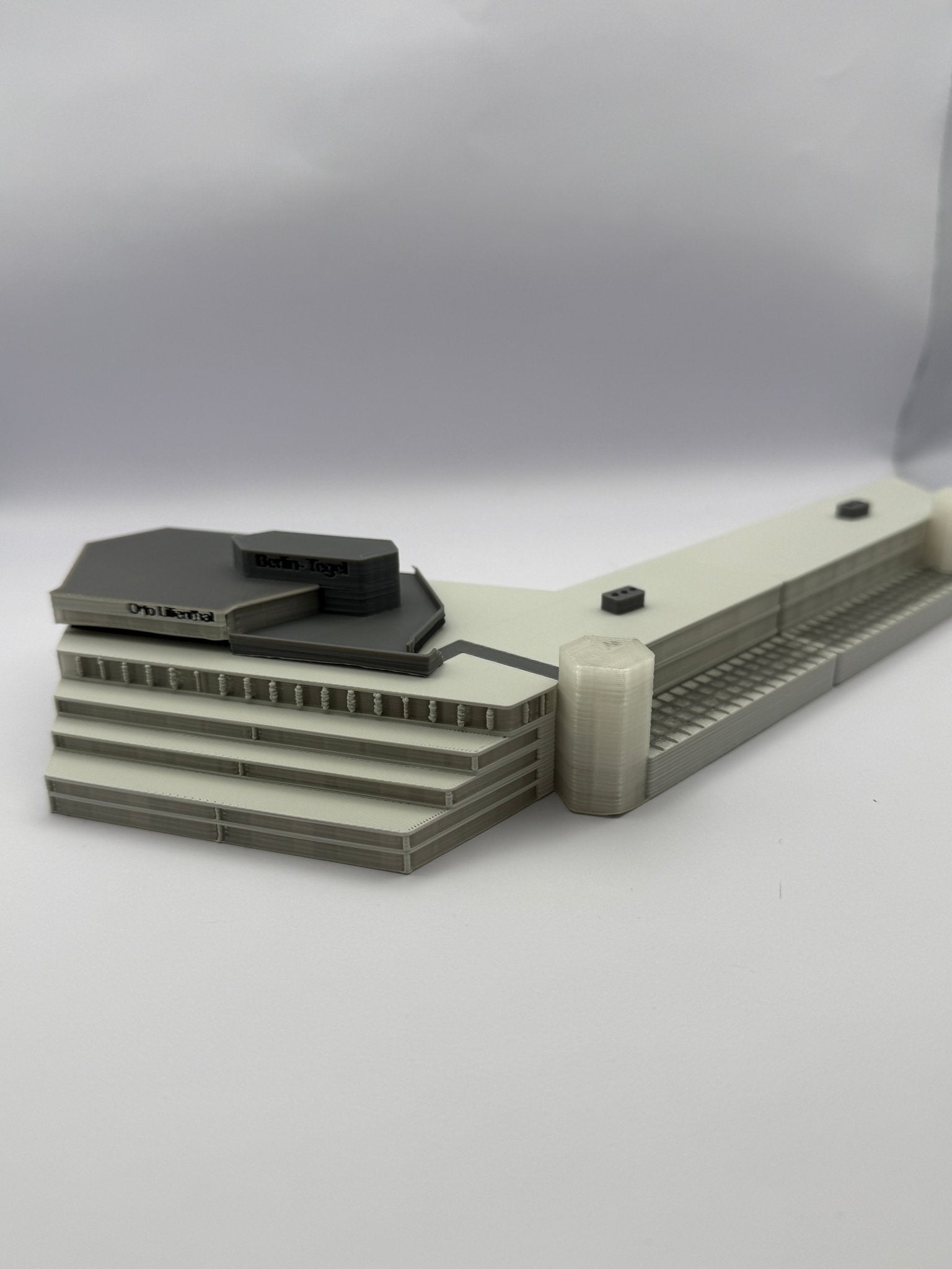 Terminal 2 Berlin Tegel (TXL) – Maßstab 1:500 - MiniAviation