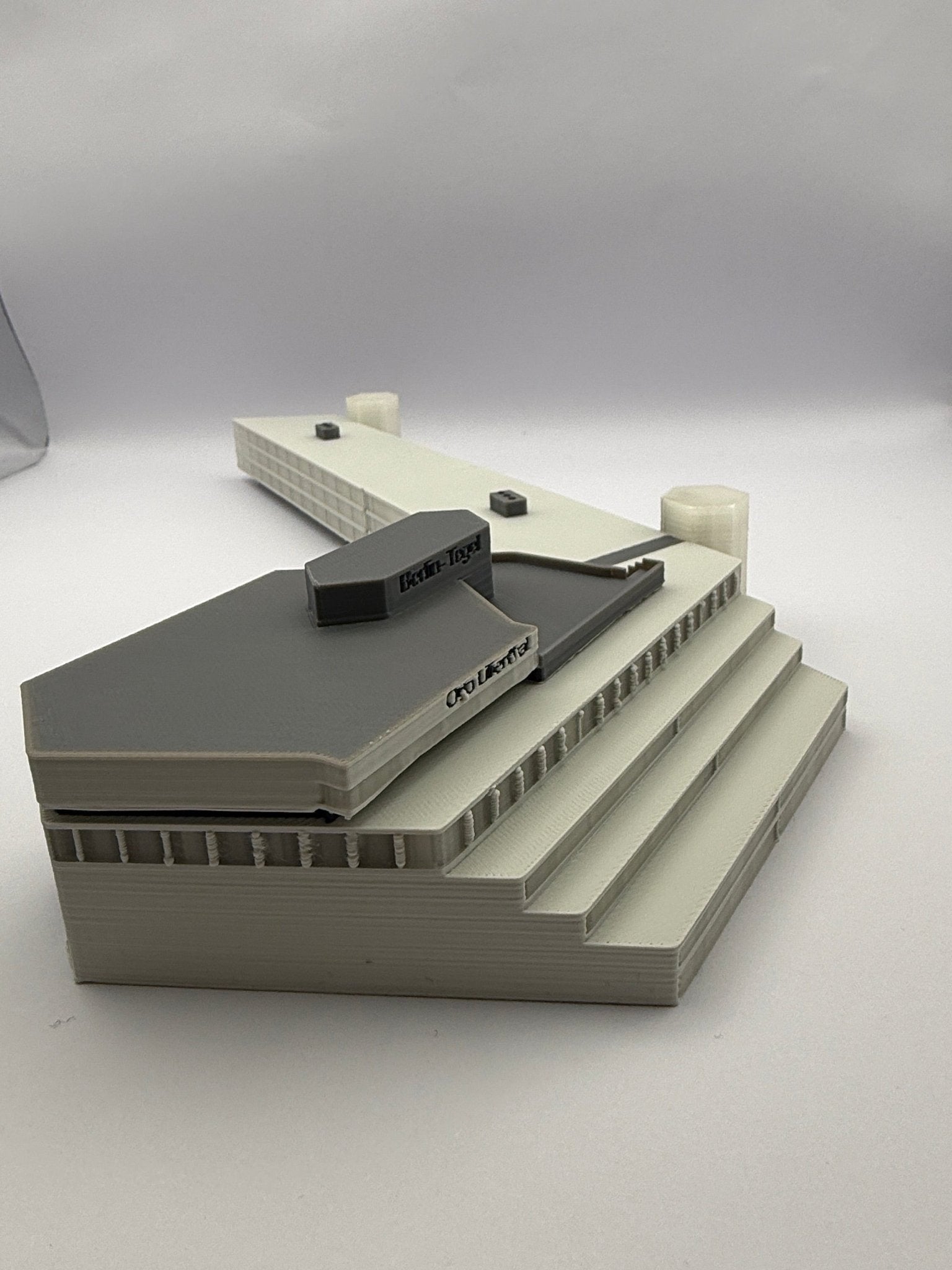 Terminal 2 Berlin Tegel (TXL) – Maßstab 1:500 - MiniAviation